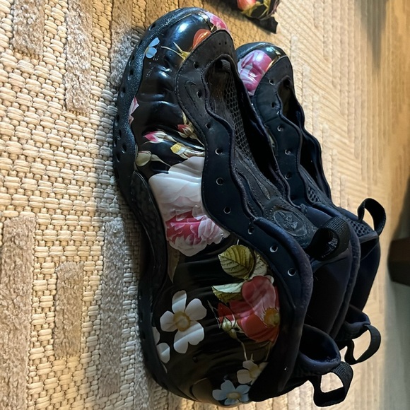 Women’s Foamposite with matching Nike shirt - Picture 7 of 7